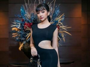 Cekricek.id - Lucinta Luna tampil memesona dengan balutan gaun panjang yang dikenakan saat menghadiri suatu pesta. Gaun berwarna hitam itu membuat tubuhnya menjadi semakin langsing. Selain itu, bagian bolong di pinggangnya sukses menarik banyak perhatian.