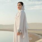 Cekricek.id - Nagita Slavina tampil cantik dan anggun dalam foto terbaru yang dibagikannya di media sosial. Istri Raffi Ahmad itu terlihat sangat berbeda karena memakai busana yang menutup aurat dan kain selendang di kepalanya.