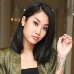 Vokalis band Vierratale, Widy Soediro hebohkan jagat maya dengan aksinya yang nekat mmebuka baju saat manggung, hingga tinggal bra.