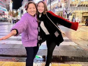 Natasha Wilona diketahui tengah berlibur ke Jepang, ia pergi bersama dengan keluarga dan juga teman-temannya yang selalu bersama ibunya.