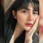 Cekricek.id - Netizen dibuat bertanya-tanya apakah Angela Lee ingin login alias pindah agama, usai ucapkan salam untuk calon jodohnya