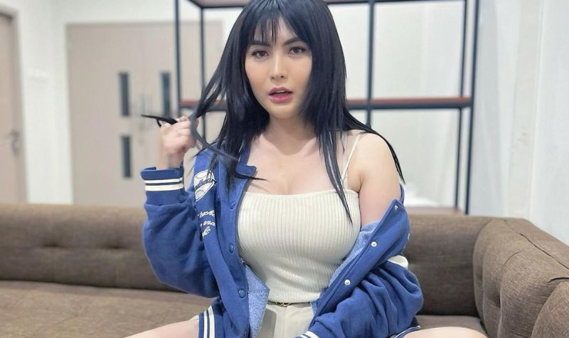 Cekricek.id - Netizen merasa jika Angela Lee pantas menjadi sosok Barbie Jowo. Dengan begitu sempurna, kok bisa disia-siakan pria?