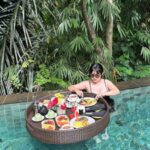 Cekricek.id - Penampilan daripada Angela Lee tampaknya selalu membuat mata netizen terpikat. Sarapan di kolam renang bikin mata segar