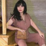 Cekricek.id - Netizen tidak bisa berpikir jernih dan dibuat melayang kemana-mana oleh Angela Lee karena bentuk bajunya yang sangat terbuka