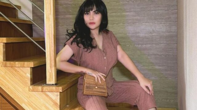 Cekricek.id - Netizen tidak bisa berpikir jernih dan dibuat melayang kemana-mana oleh Angela Lee karena bentuk bajunya yang sangat terbuka