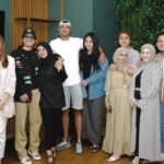 Cekricek.id - Pose yang ditampilkan oleh Rizky Billar seolah ‘mencekik’ Lesti Kejora kembali menjadi buah bibir. Saat bersama sejumlah selebriti