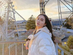 Cekricek.id - Saking cantiknya Elina Joerg justru bisa mengalahkan kecantikan daripada pemandangan yang berada di sekitarnya