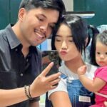 Cekricek.id – Kali ini pasangan Fuji dan Thariq Halilintar dipuji sudah cocok jadi orang tua. Saat foto bersama Ameena di depan sebuah cermin