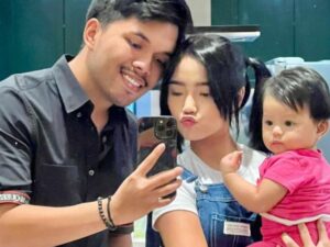 Cekricek.id – Kali ini pasangan Fuji dan Thariq Halilintar dipuji sudah cocok jadi orang tua. Saat foto bersama Ameena di depan sebuah cermin