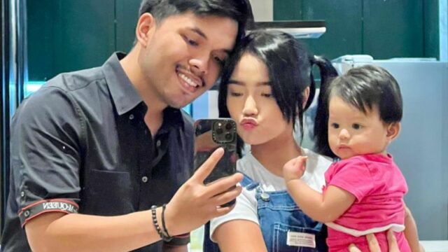 Cekricek.id – Kali ini pasangan Fuji dan Thariq Halilintar dipuji sudah cocok jadi orang tua. Saat foto bersama Ameena di depan sebuah cermin