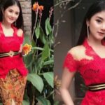 Cekricek.id - Penampilan daripada Ghea Youbi tampaknya begitu berhasil menghipnotis para penonton setianya ketika kenakan kebaya merah