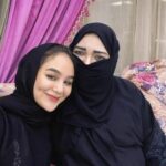 Cekricek.id - Penampilan Hana Hanifah kali ini justru menuai kritik ketika dirinya mengenakan hijab. Karena rambutnya masih terlihat