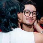Aksi Jefri Nichol yang mencium pipi Bryan Domani hebohkan jagat maya, dua aktor tampan itu disebut meresahkan publik dengan aksi coolnya.