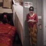 Publik gemparkan video berdurasi 16 menit seorang wanita pelayan hotel yang memakai kebaya berwarna merah mengantar asbak ke tamu hotel.