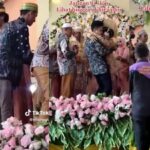 Cekricek.id - Seorang pengantin wanita menghamburkan pelukan mantannya saat berada di pelaminan yang membuat netizen heboh.