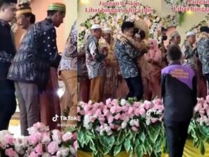Cekricek.id - Seorang pengantin wanita menghamburkan pelukan mantannya saat berada di pelaminan yang membuat netizen heboh.