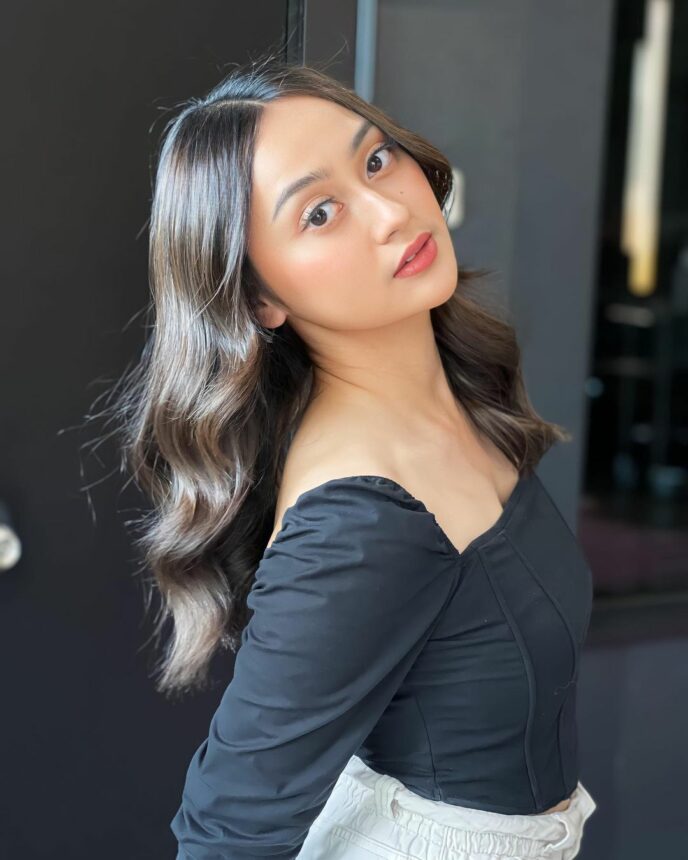 Intip 4 Potret Cantik Memes Prameswari Kenakan Outfit Hitam