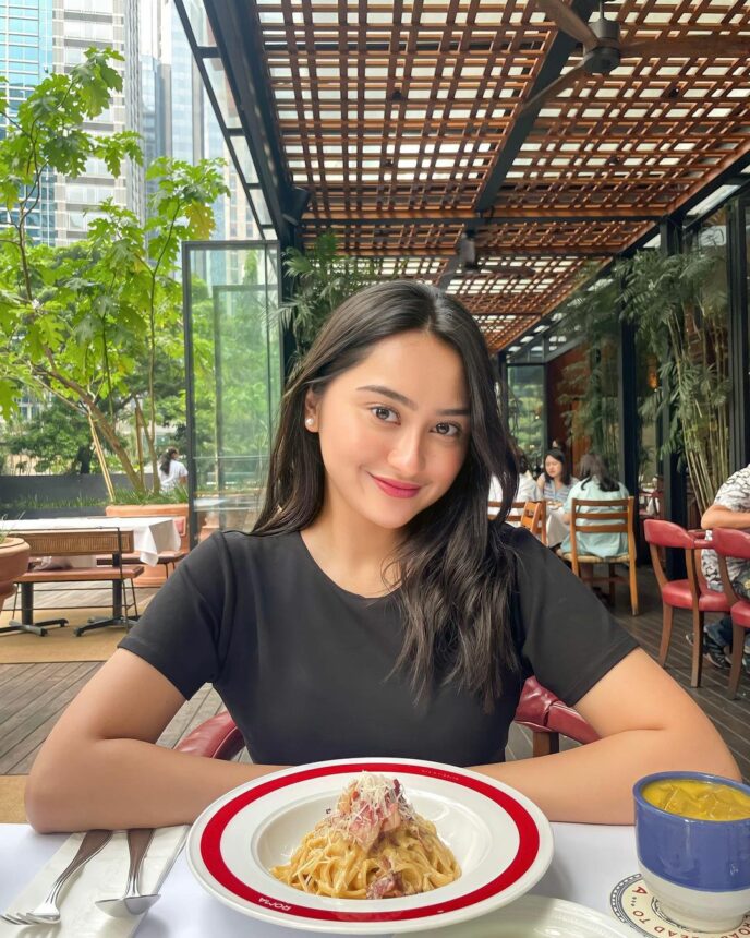 Intip 4 Potret Cantik Memes Prameswari Kenakan Outfit Hitam