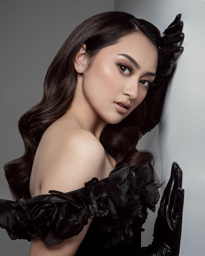 Intip 4 Potret Cantik Memes Prameswari Kenakan Outfit Hitam