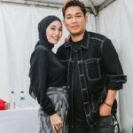 Cekricek.id - Penyanyi sekaligus vokalis band Rizal Armada ternyata membuka usaha sampingan bersama sang istri. Buka warung seporsi Rp2500