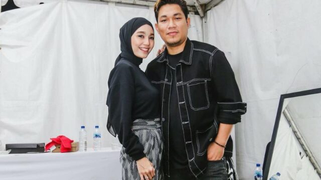 Cekricek.id - Penyanyi sekaligus vokalis band Rizal Armada ternyata membuka usaha sampingan bersama sang istri. Buka warung seporsi Rp2500