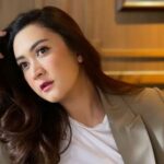 Cekricek.id -Kali ini giliran penyanyi cantik Nafa Urbach yang dipuji memiliki kecantikan sepanjang masa, awet dan gak pernah berubah