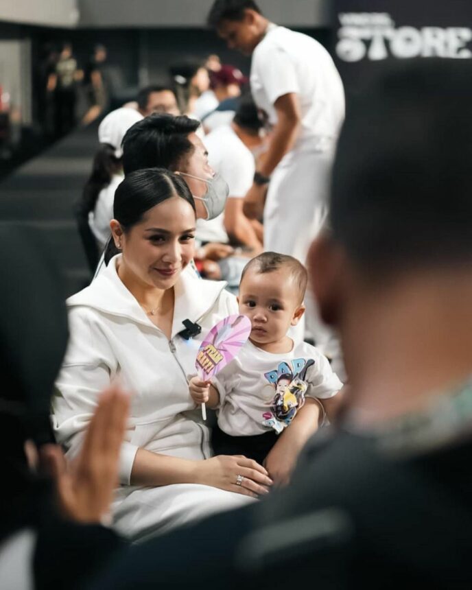 Menurut Nagita Slavina, Raffi Ahmad 3 Kali Lebih Ganteng Saat "Tepok Bulu" Bulutangkis
