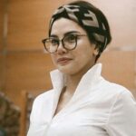Cekricek.id - Penampilan Nikita Mirzani dengan menggunakan kemeja lengan panjang berwarna putih dipuji begitu slay, stafnya minta keadilan