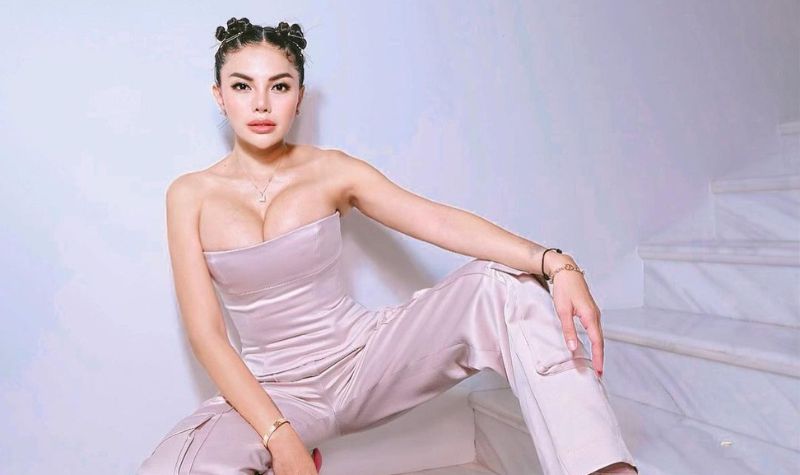 Cekricek.id - Penampilan dengan mengenakan baju seksi Nikita Mirzani justru membuat netizen salfok banyaknya urat menonjol di tubuhnya