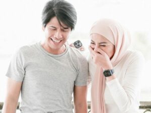 Cekricek.id - Kali ini netizen justru dibuat show ketika melihat Olla Ramlan memanggil seorang pria dengan sebutan suami