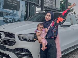 Cekricek.id - Ria Ricis memberikan hadiah berupa mobil mewah kepada anaknya yang baru berusia beberapa bulan, netizen jadi iri