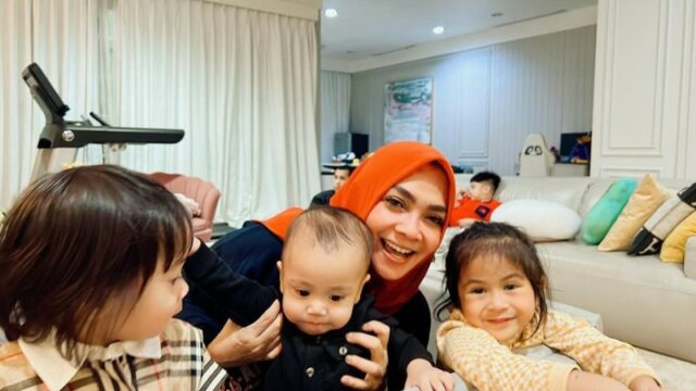 Cekricek.id - Mama Rieta ternyata begitu antusias jika anak-anaknya, Nagita dan Caca Tengker memiliki banyak anak, begini katanya