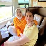 Cekricek.id - Roger Danuarta memperlakukan sang istri yaitu Cut Meyriska dengan sangat manis, merasa rumah dimana saja asal ada istrinya