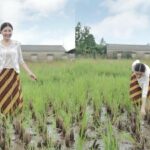 Cekricek.id - Penyanyi cantik Sarwendah dipuji sebagai sosok bidadari turun dari langit ketika memamerkan foto saat mencari tutut di sawah