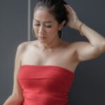 Tante Atien hebohkan jagat maya dengan unggahan potretnya yang memakai baju merah seksi tanpa ada talinya hingga warganet takut melorot.