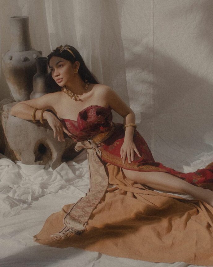 Inti Pesona Ariel Tatum Kenakan Songket Bali Dapat Banyak Decak Kagum