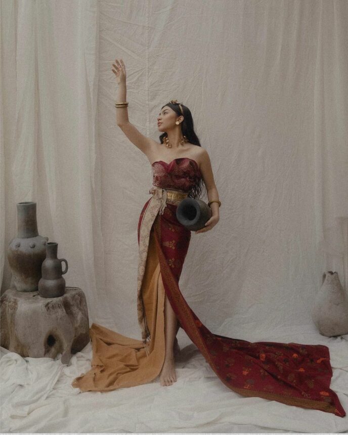 Inti Pesona Ariel Tatum Kenakan Songket Bali Dapat Banyak Decak Kagum