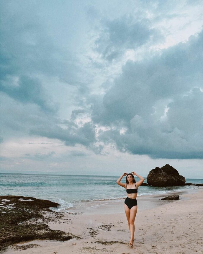 Intip Kecantikan Natasha Ryder Berbikini di Pantai Bali