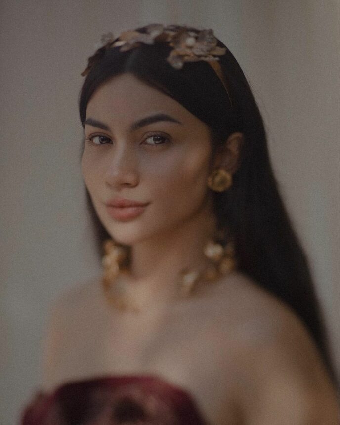 Inti Pesona Ariel Tatum Kenakan Songket Bali Dapat Banyak Decak Kagum