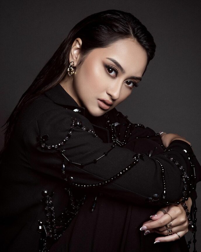 Intip 4 Potret Cantik Memes Prameswari Kenakan Outfit Hitam
