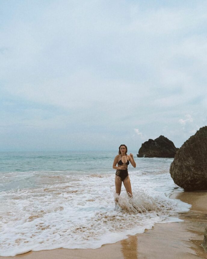 Intip Kecantikan Natasha Ryder Berbikini di Pantai Bali