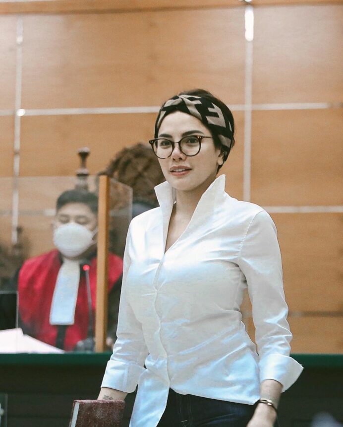 Gaya Nikita Mirzani Begitu Slay Kenakan Baju Putih Saat di Pengadilan