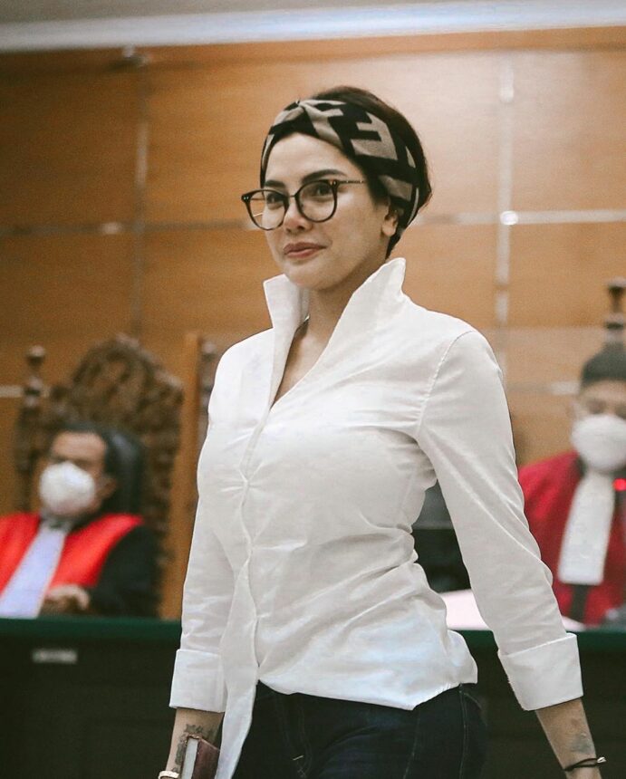 Gaya Nikita Mirzani Begitu Slay Kenakan Baju Putih Saat di Pengadilan
