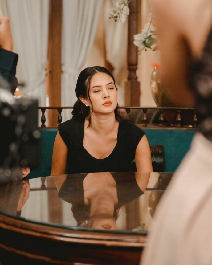 3 Ekspresi Aneh Ala Aurelie Moeremans Justru Bikin Dirinya Tambah Cantik