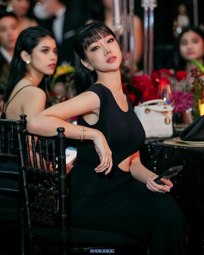 Intip Gaya Panas Lucinta Luna dengan Gaun Pinggang Terbuka