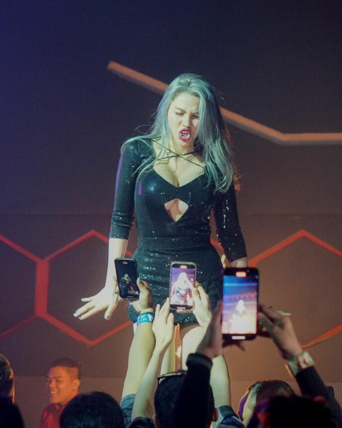 Area Sensitifnya Nongol Kenakan Baju Seksi, DJ Katty Butterfly Dipuji Makin Montok 