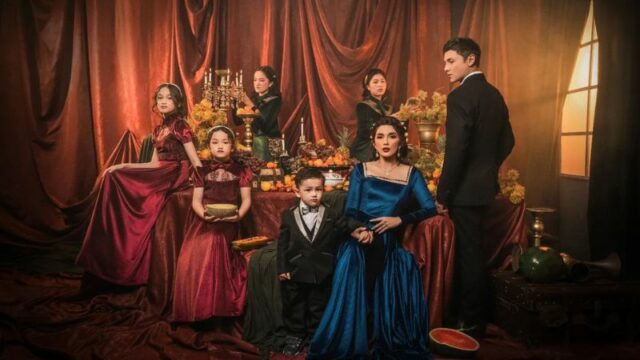 Cekricek.id - Keluarga Ussy Sulistyawati dipuji good looking semua saat menjalani sebuah pemotretan dengan mengusung tema kerajaan
