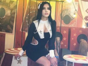 Cekricek.id - Artis cantik Maria Vania kini mendapat pujian sebagai tombak pemersatu bangsa. Ketika kenakan dress ketat dan cukup terbuka