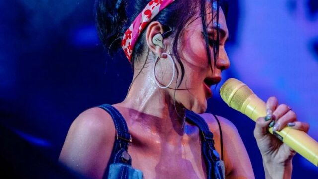 Cekricek.id - Penampilan daripada Wika Salim saat berkeringat diatas panggung justru menuai banyak pujian, terutama saat berkeringat makin wow