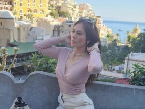 Cekricek.id - Artis dan juga model cantik Wulan Guritno diingatkan netizen untuk tidak melupakan salat lima waktu, apalagi sering tampil seksi